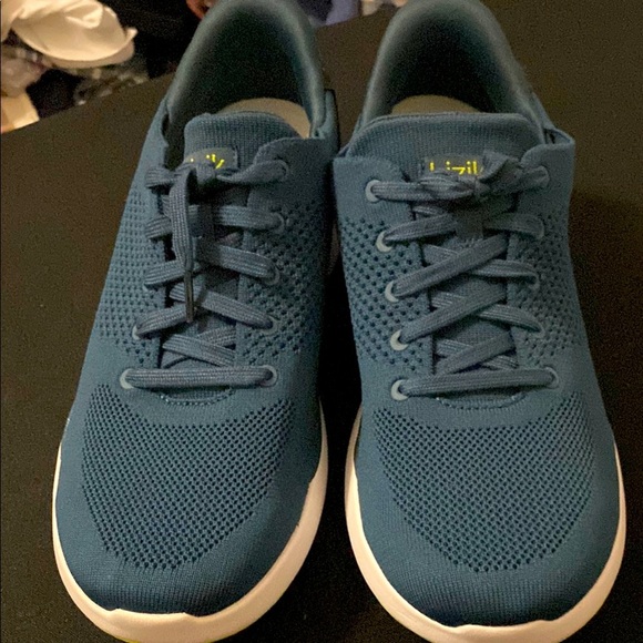 NWOT KIZIK LIMA MENS SIZE 11 WIDE BLUE WITH NEON GREEN SOLES EXCELLENT CLEAN - Picture 1 of 14